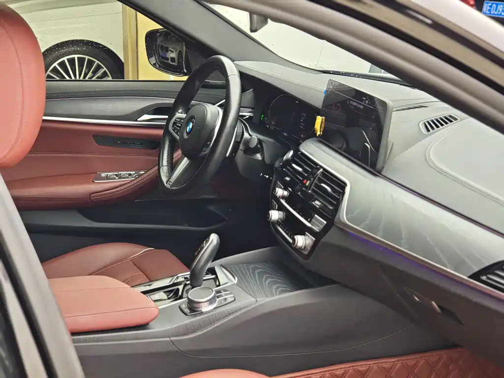 BMW 5 Series 2022 — фото 11