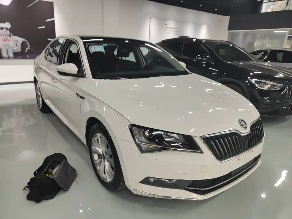 Skoda Superb 2018 — фото 22