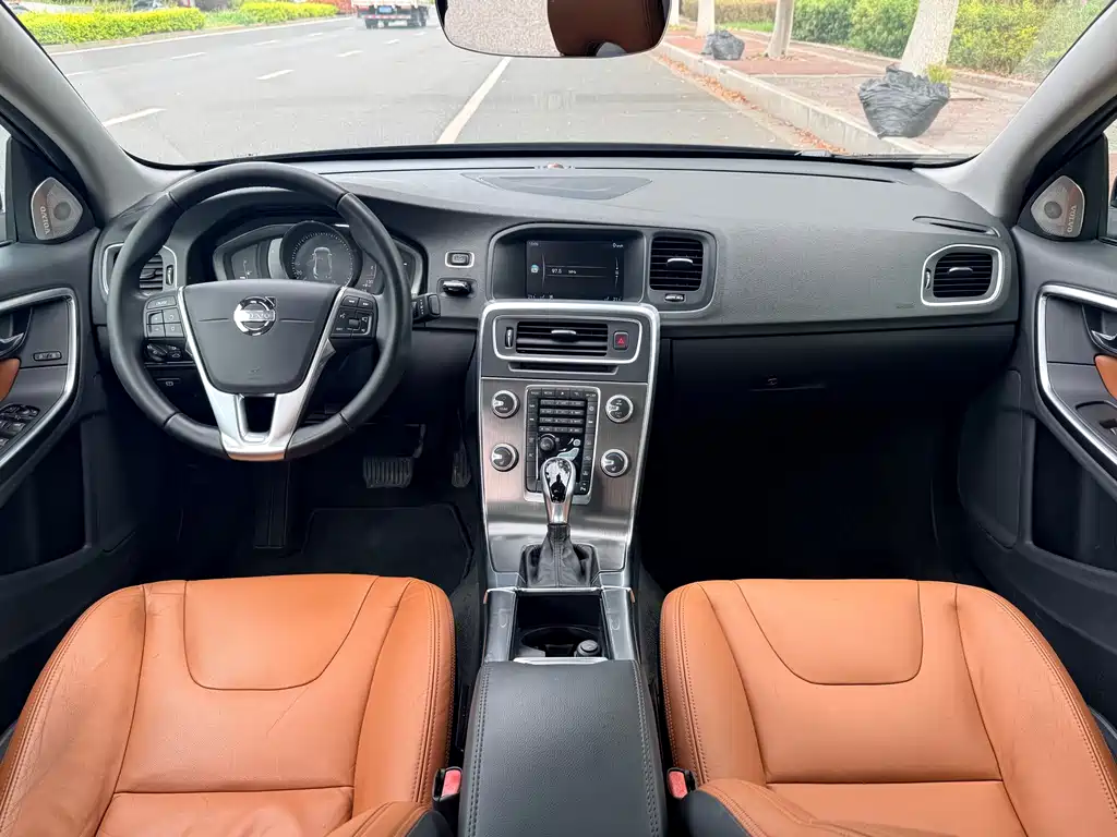 Volvo S60 2015 — фото 10