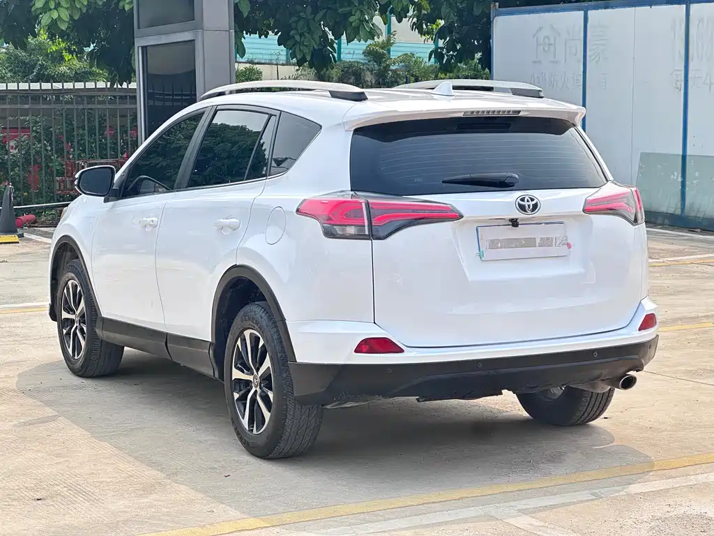 Toyota RAV4 2017 — фото 9