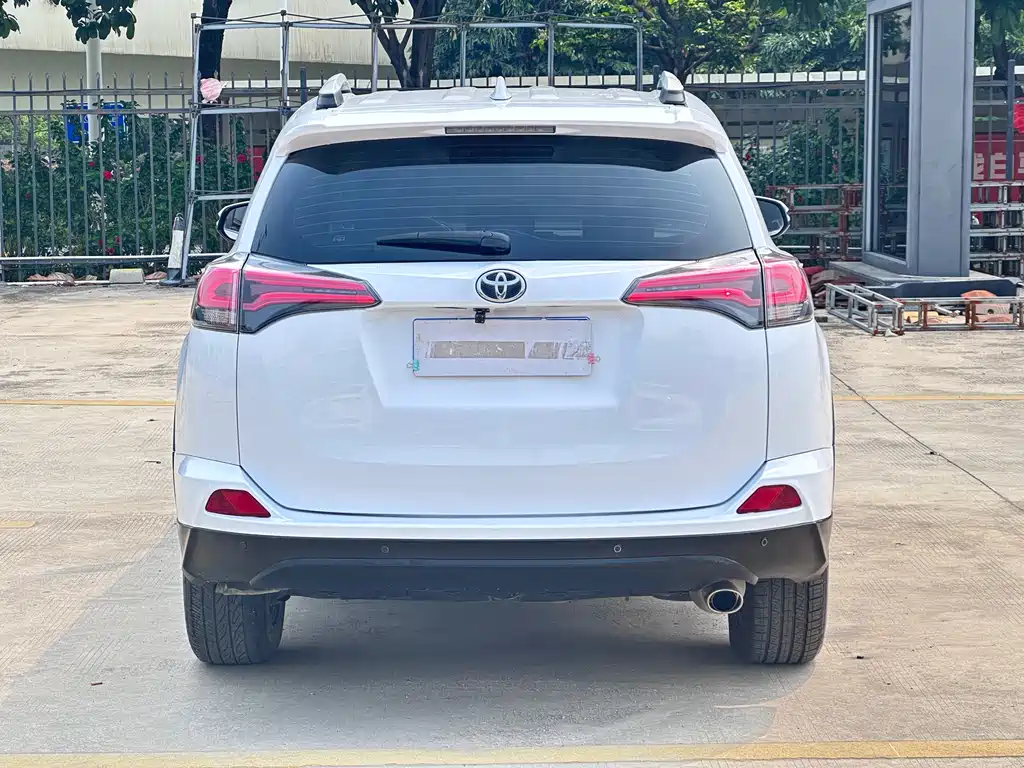 Toyota RAV4 2017 — фото 10