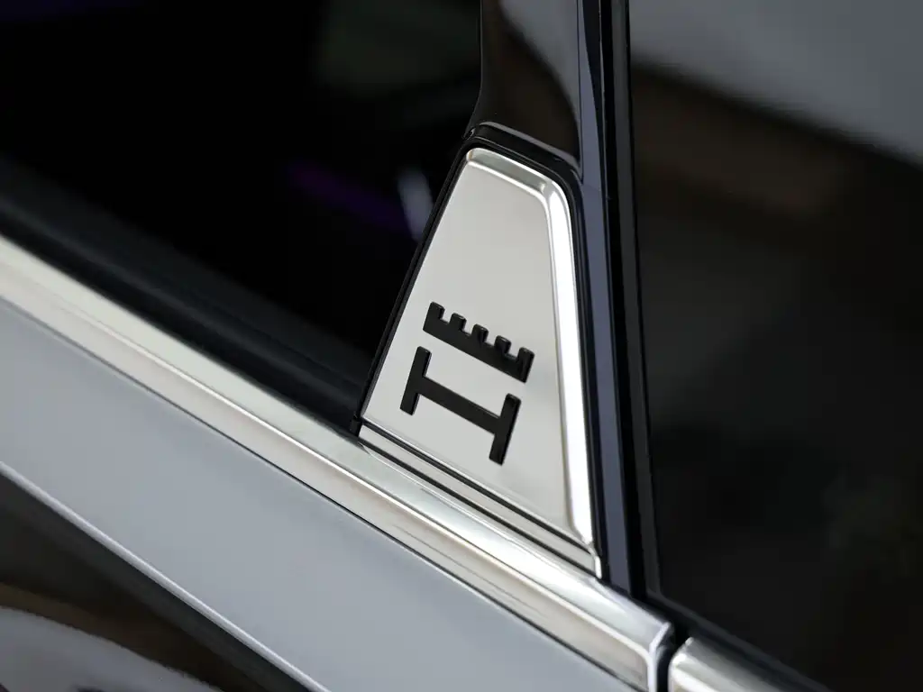 Audi A8 2022 — фото 11