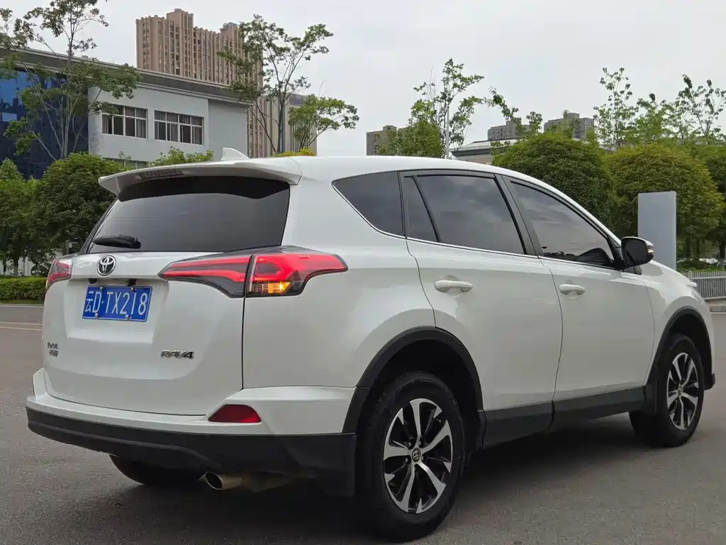 Toyota RAV4 2019 — фото 9