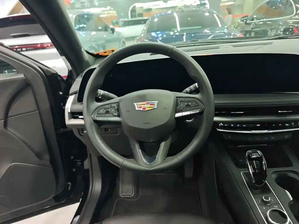 Cadillac XT4 2025 — фото 11