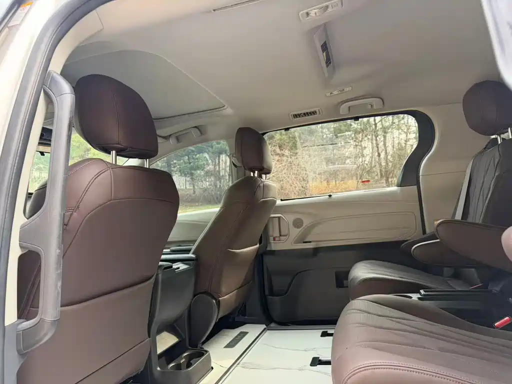 Toyota Sienna 2023 — фото 10