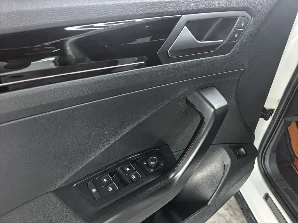 Volkswagen T-Roc 2023 — фото 14