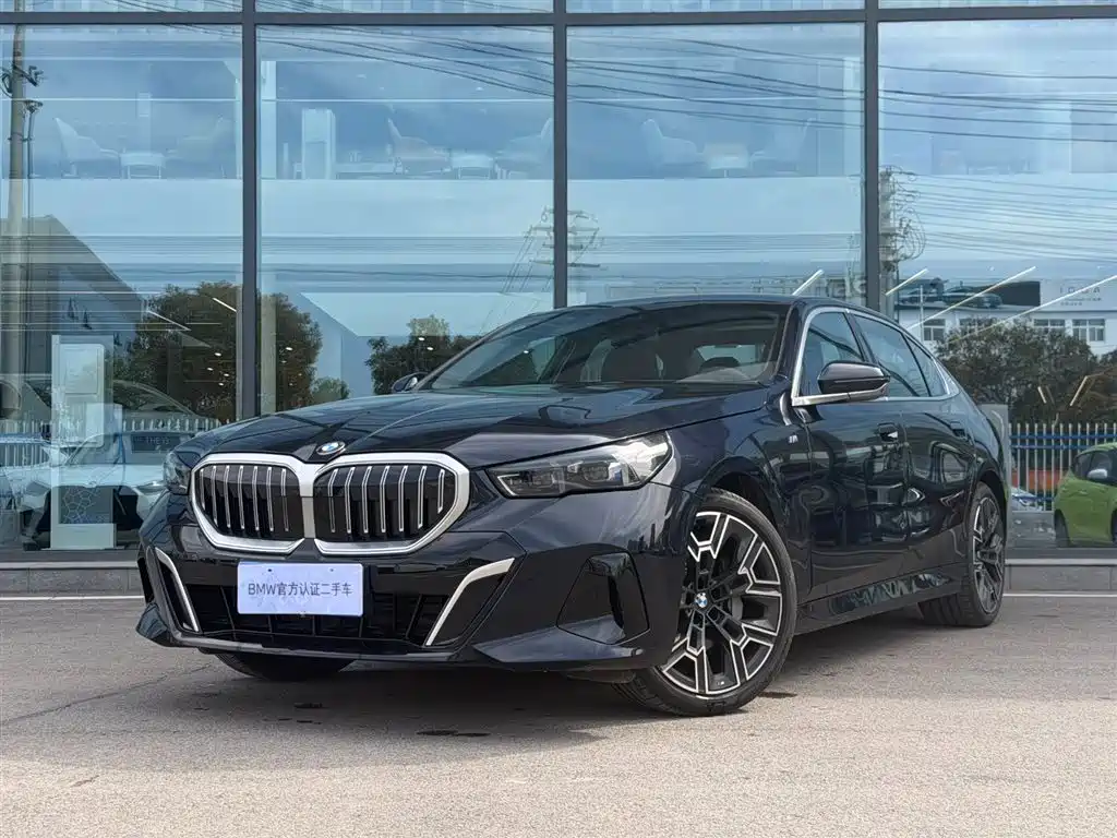 BMW 5 Series 2025 — фото 1