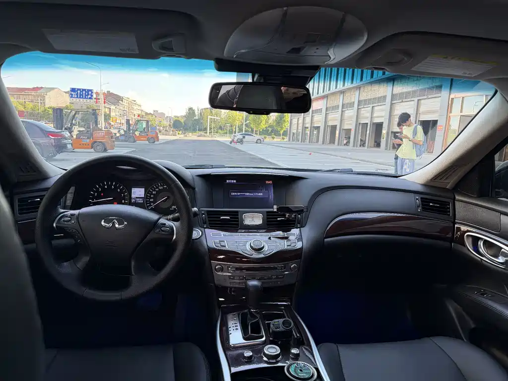 Infiniti Q70 2015