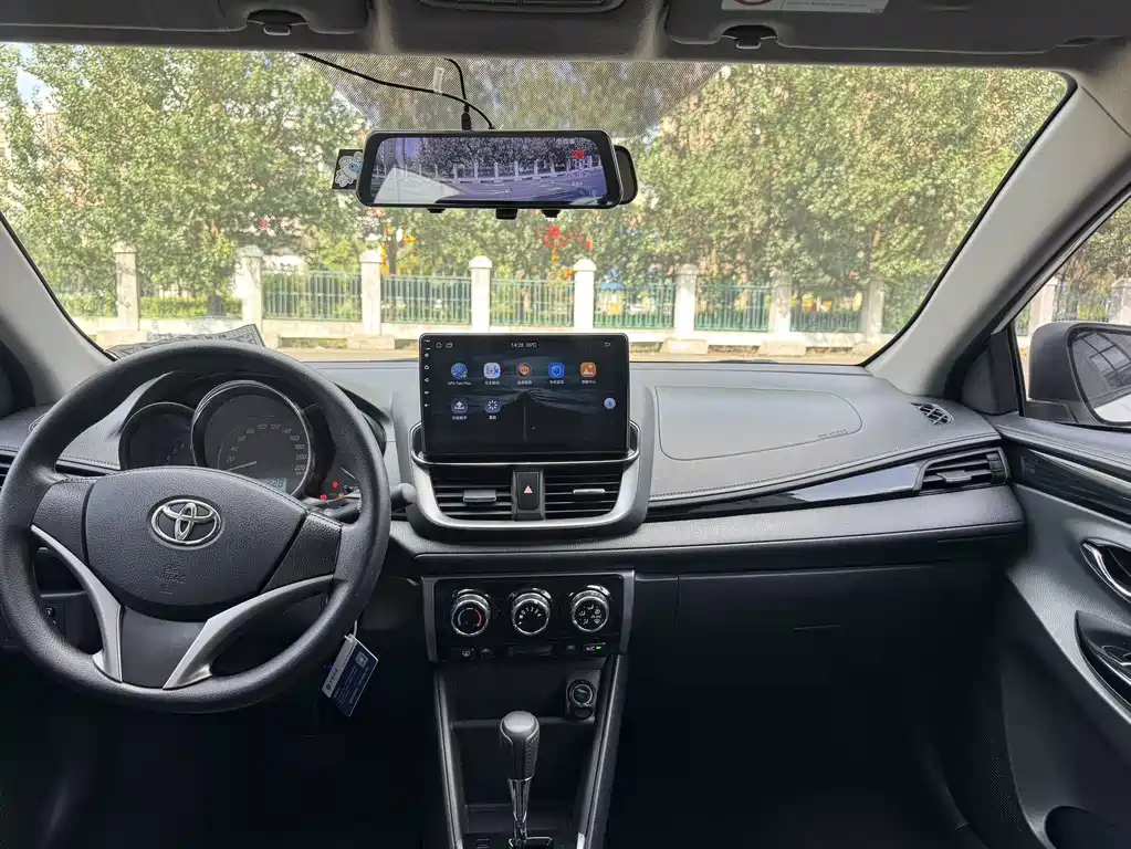 Toyota Yaris L 2022 — фото 14