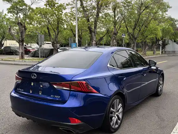 Lexus IS 2019
