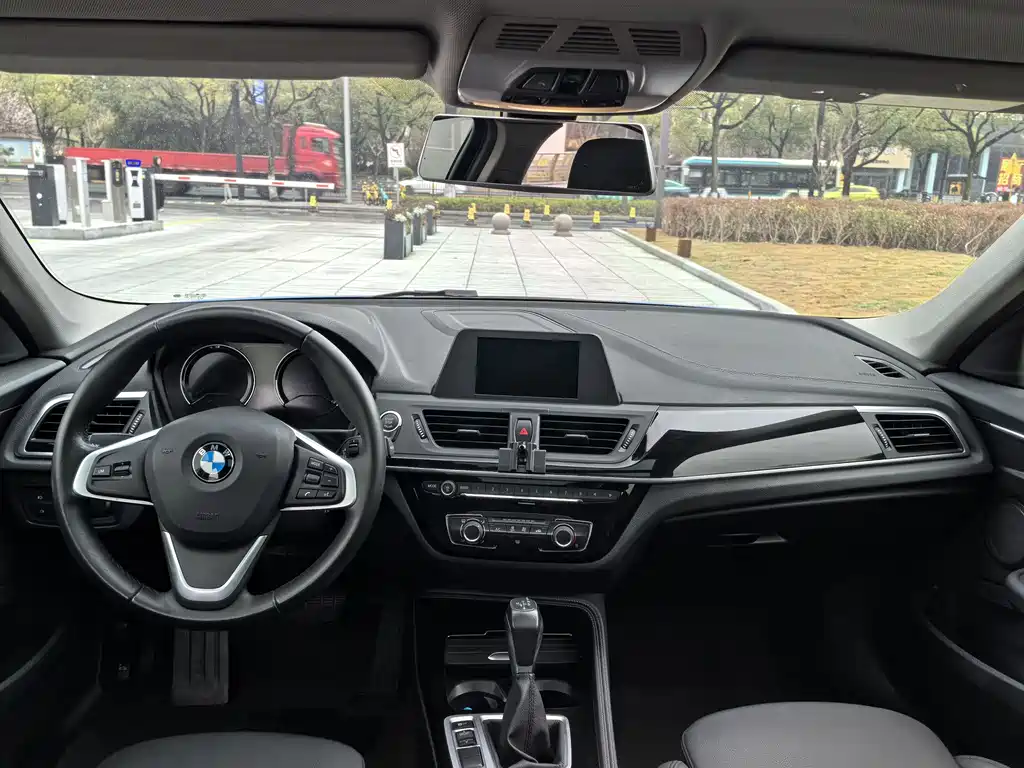 BMW 1 Series 2018 — фото 14