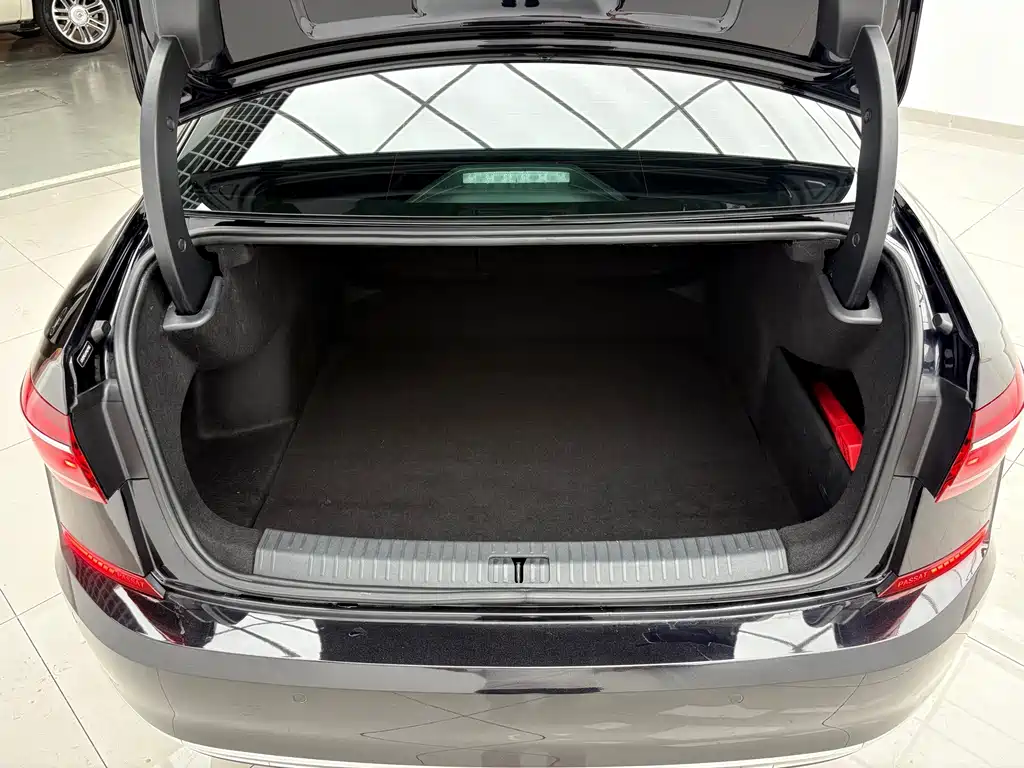 Volkswagen Passat 2023 — фото 17