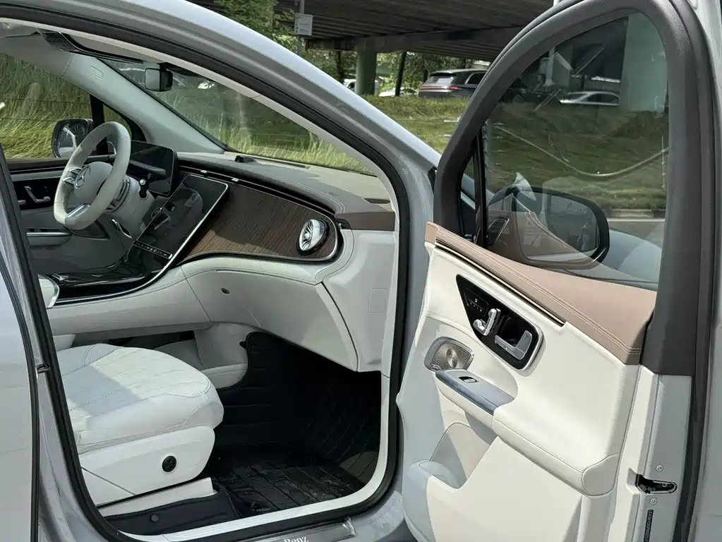 Mercedes-Benz EQE SUV 2023 — фото 24