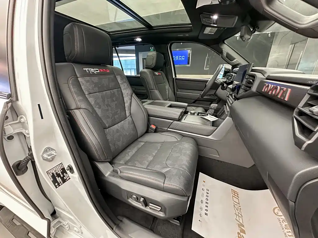 Toyota Sequoia — фото 14