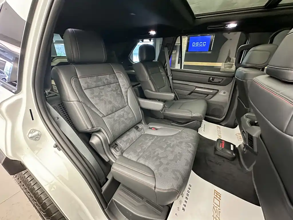 Toyota Sequoia — фото 16