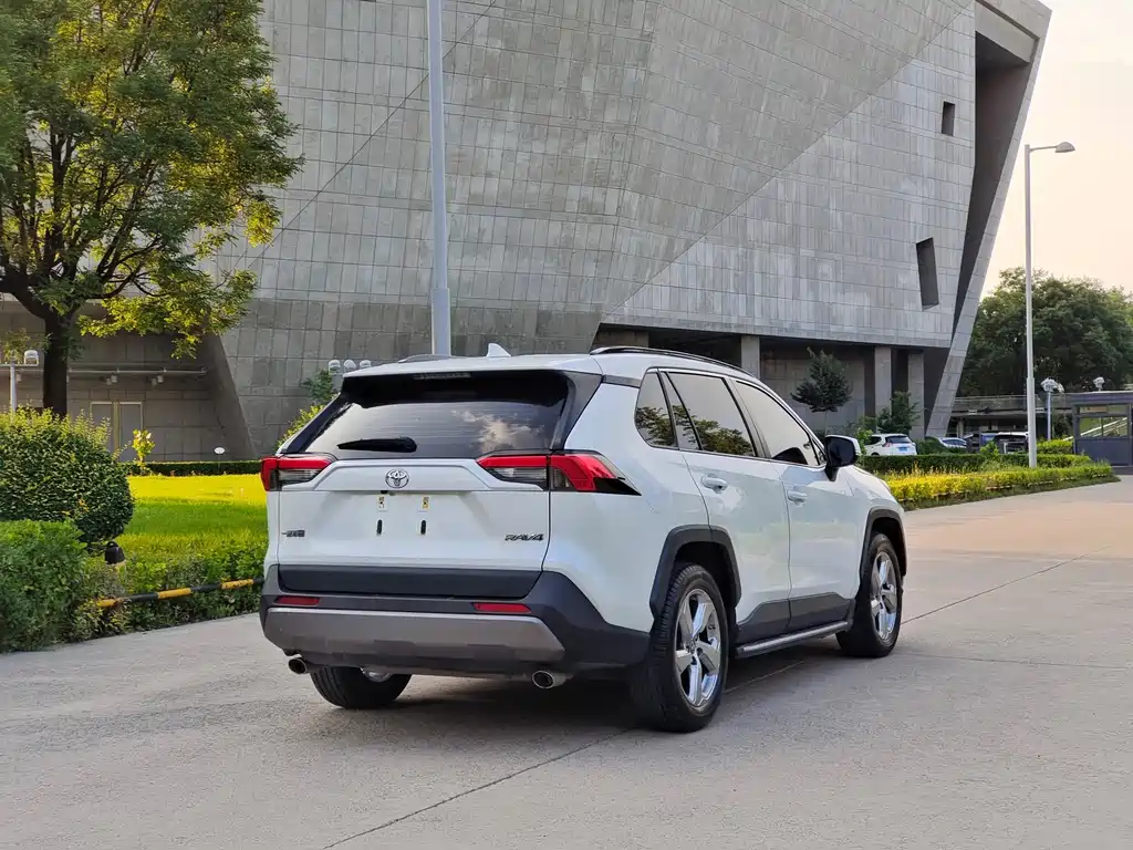Toyota RAV4 2022 — фото 12