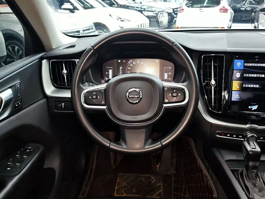 Volvo XC60 2020 — фото 11