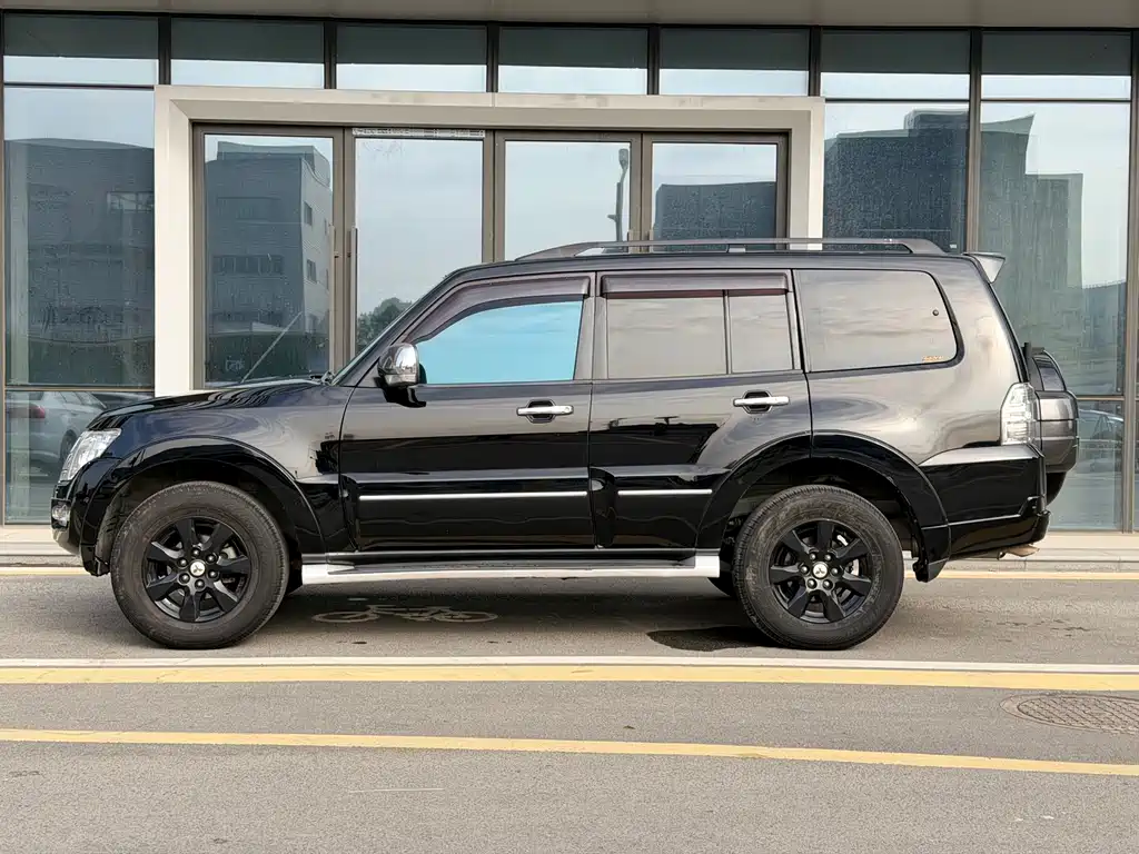 Mitsubishi Pajero 2017 — фото 2