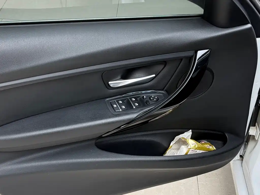 BMW 3 Series 2017 — фото 10
