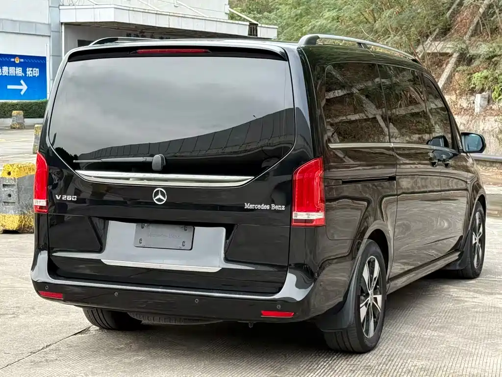 Mercedes-Benz V-Class 2023 — фото 10