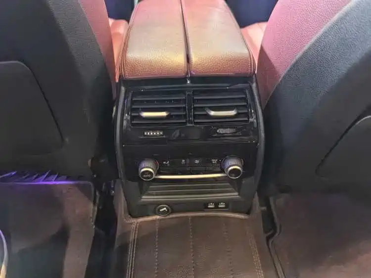 BMW 5 Series 2019 — фото 10