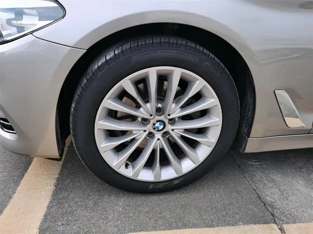 BMW 5 Series 2019 — фото 25