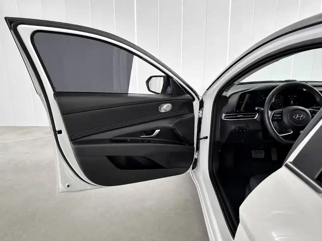 Hyundai Elantra 2022 — фото 16