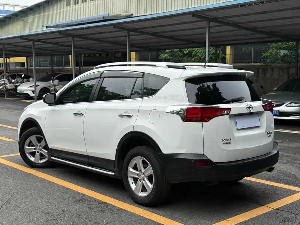 Toyota RAV4 2013 — фото 6
