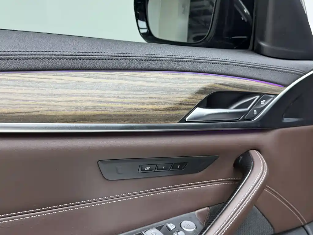 BMW 5 Series 2019 — фото 16