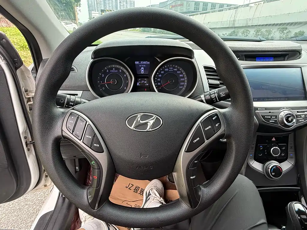 Hyundai Elantra 2015 — фото 12
