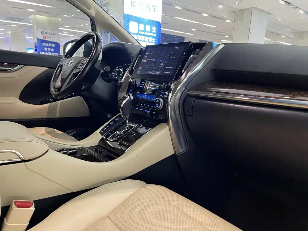 Toyota Alphard 2020 — фото 11