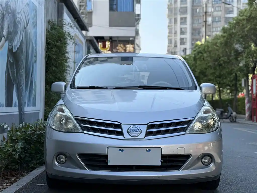 Nissan Tiida 2010 — фото 2