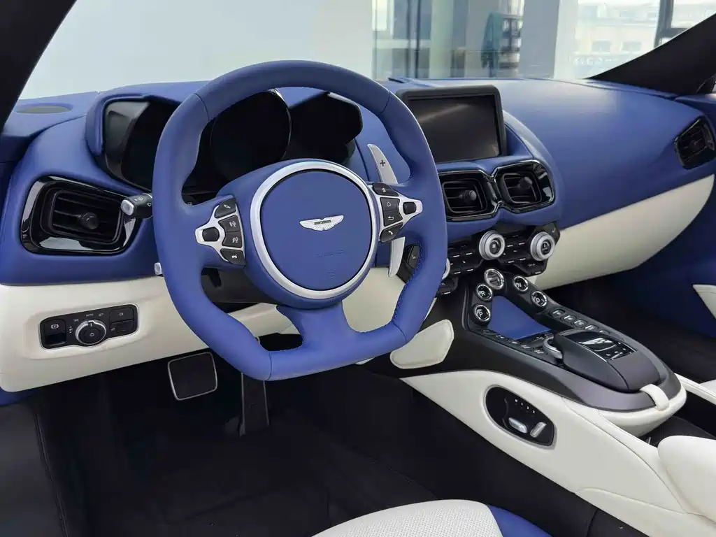 Aston Martin V8 Vantage 2022 — фото 18