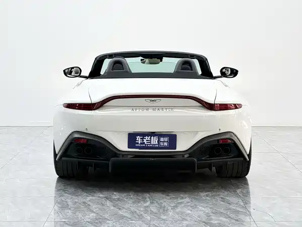 Aston Martin V8 Vantage 2022