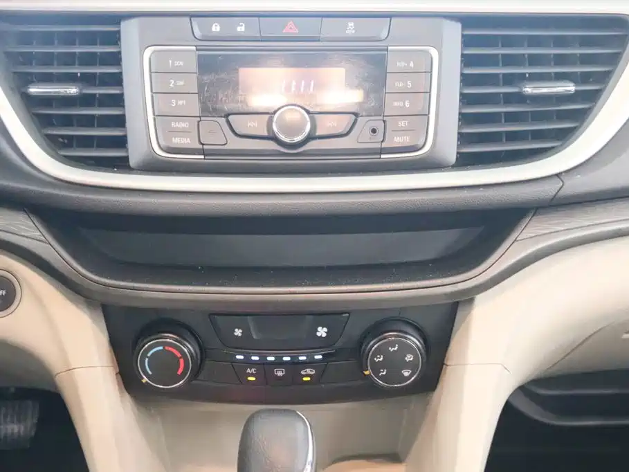 Buick Excelle 2015 — фото 8
