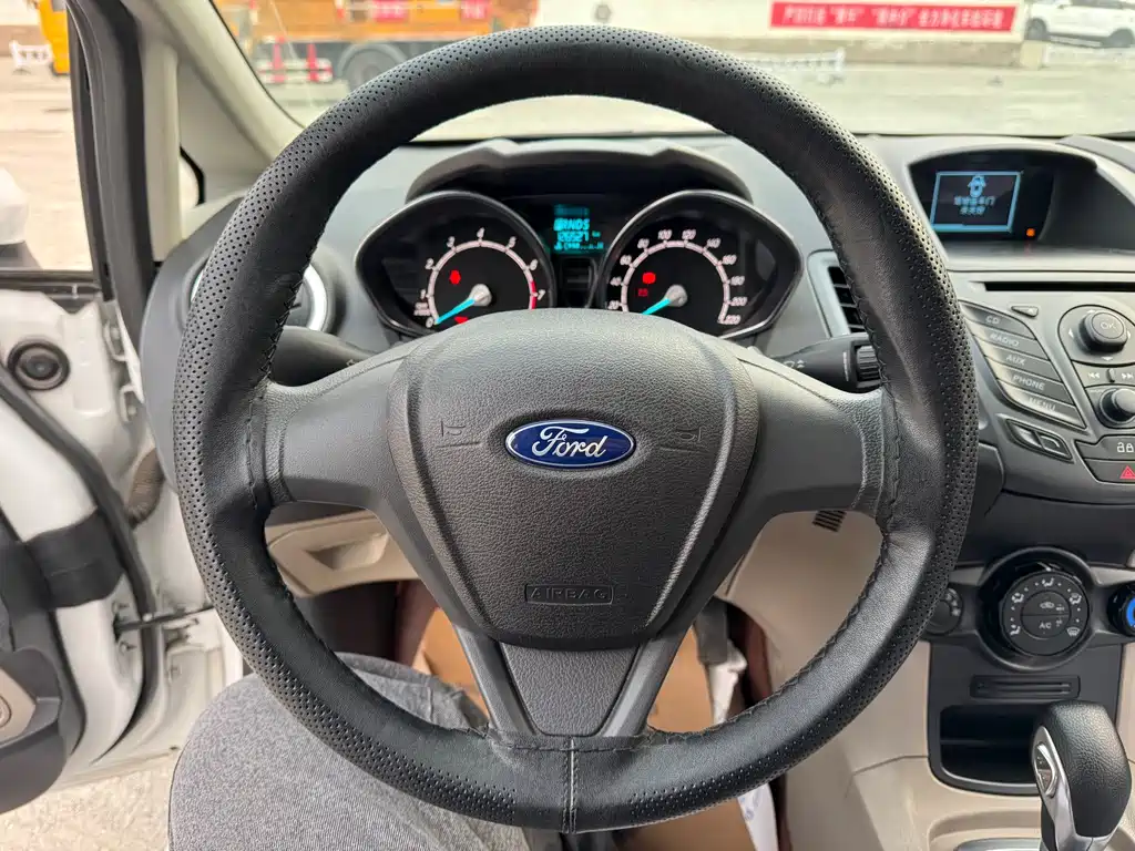 Ford Fiesta 2014 — фото 13