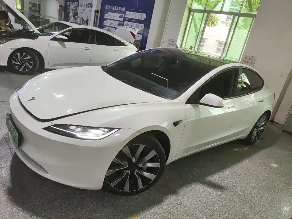 Tesla Model 3 2025 — фото 1