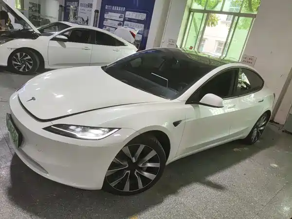 Tesla Model 3 2025
