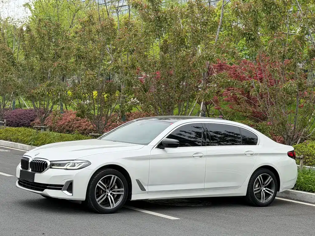 BMW 5 Series 2023 — фото 1