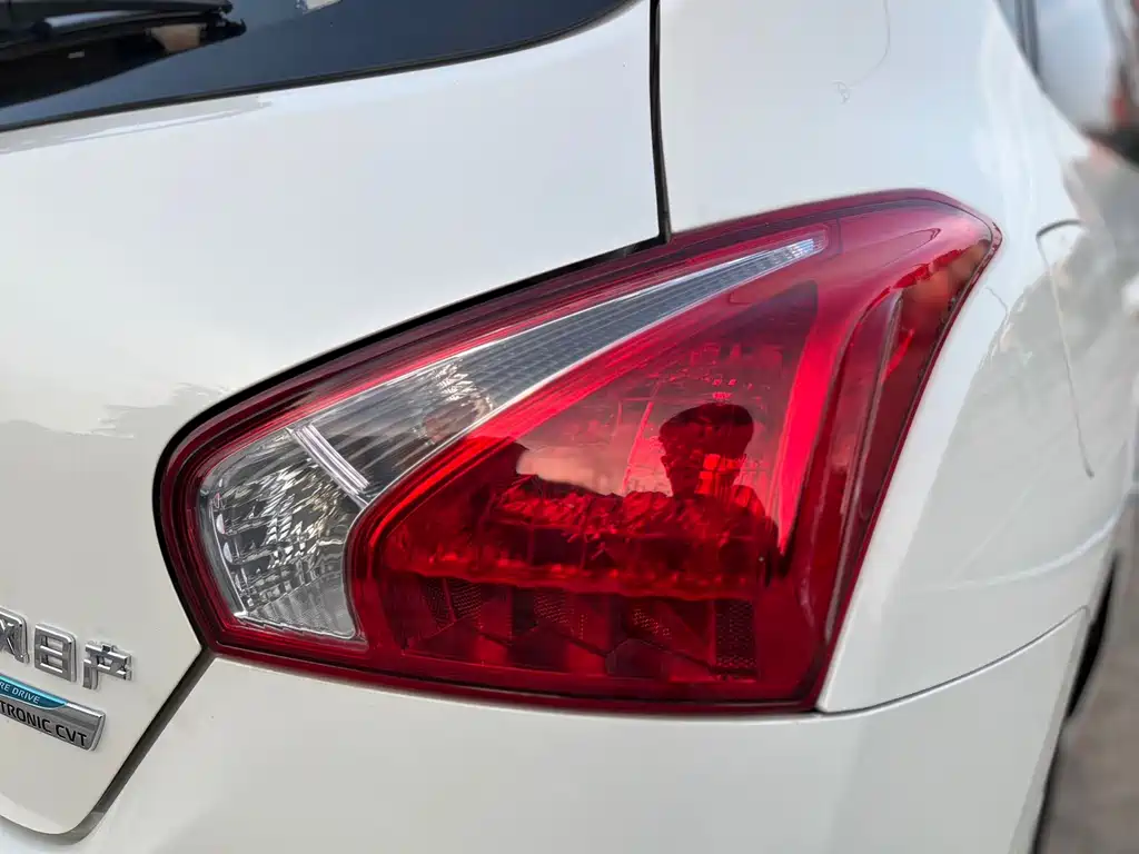 Nissan Tiida 2015 — фото 11
