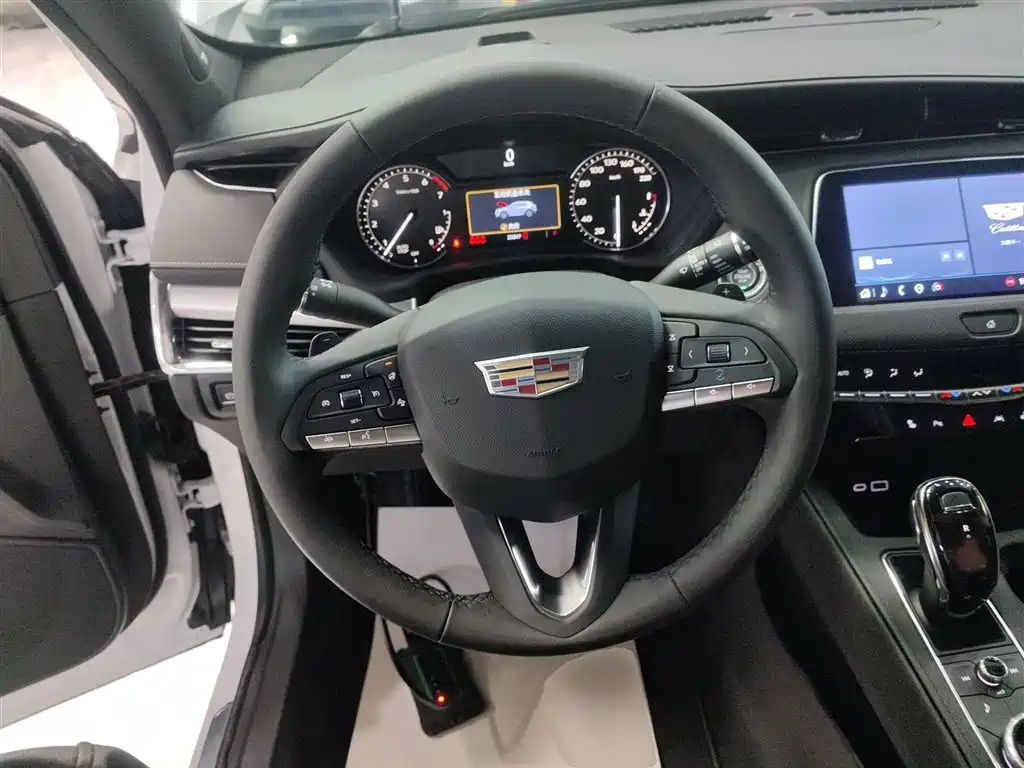 Cadillac XT4 2022 — фото 11