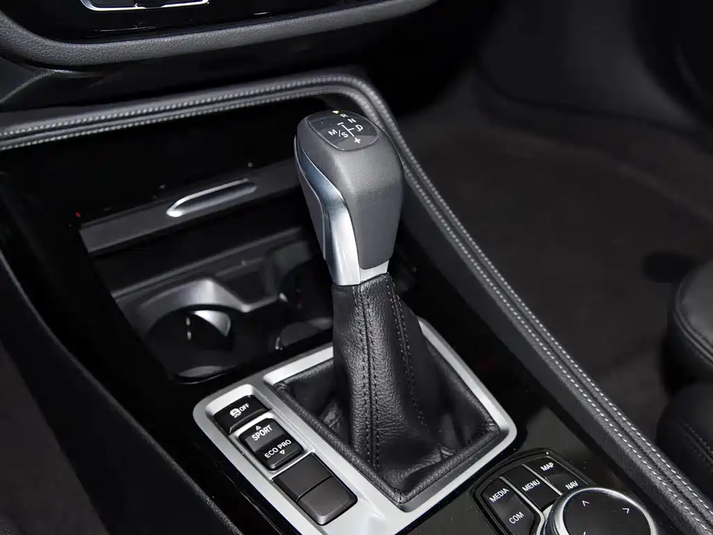 BMW 1 Series 2018 — фото 15