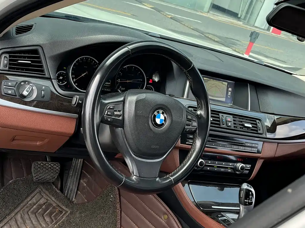 BMW 5 Series 2017 — фото 11