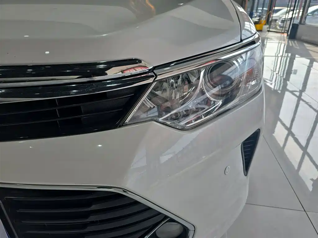 Toyota Camry 2017 — фото 24