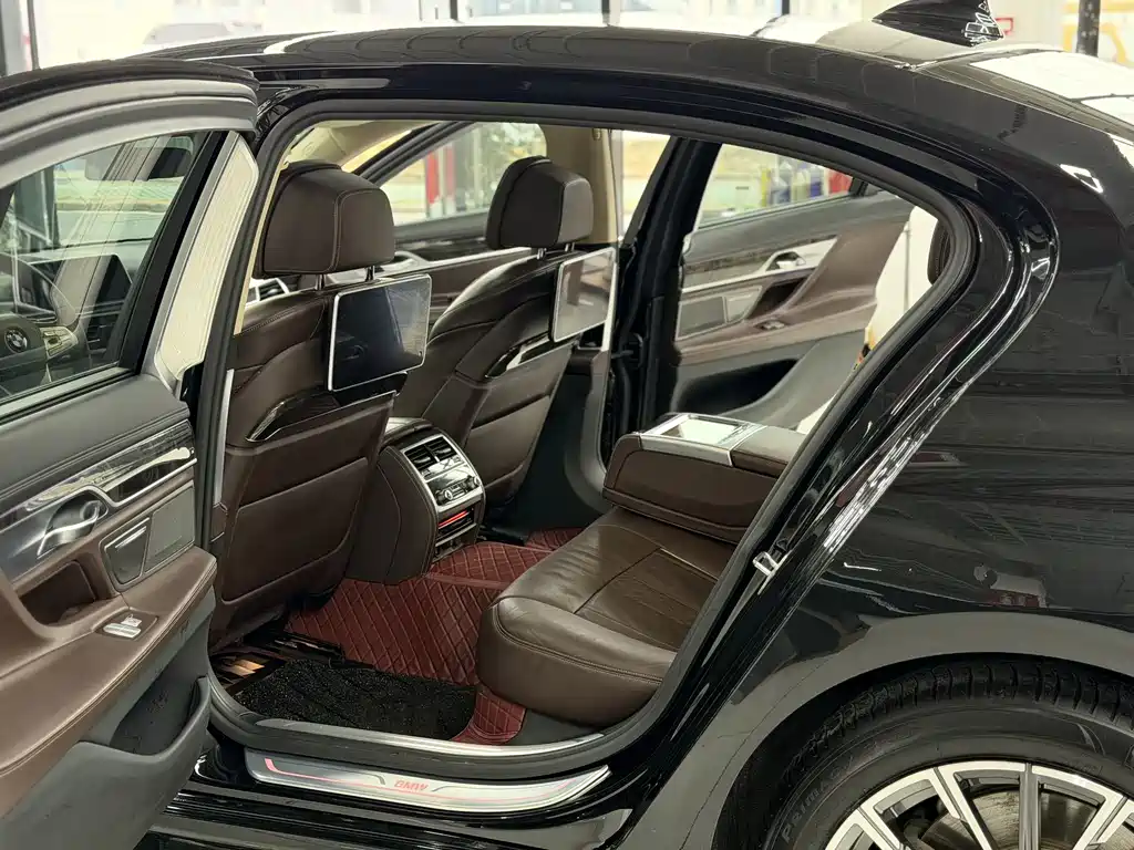 BMW 7 Series 2016 — фото 12