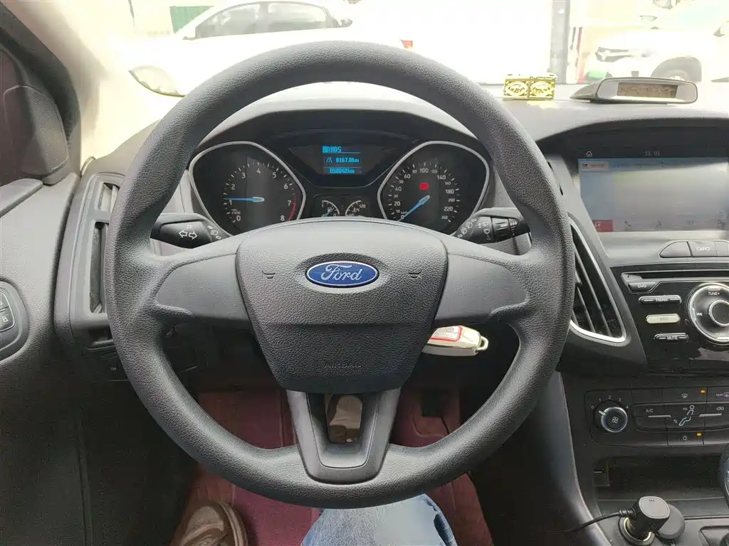 Ford Focus 2018 — фото 11