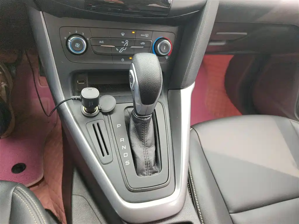 Ford Focus 2018 — фото 14