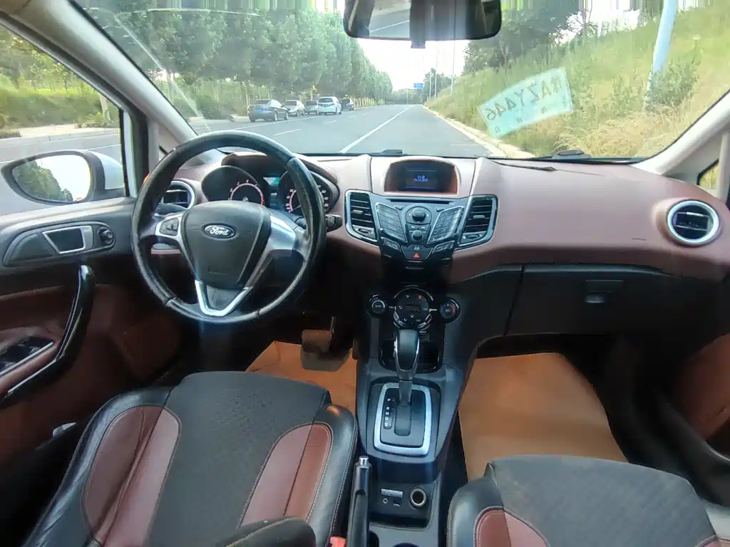 Ford Fiesta 2014 — фото 10