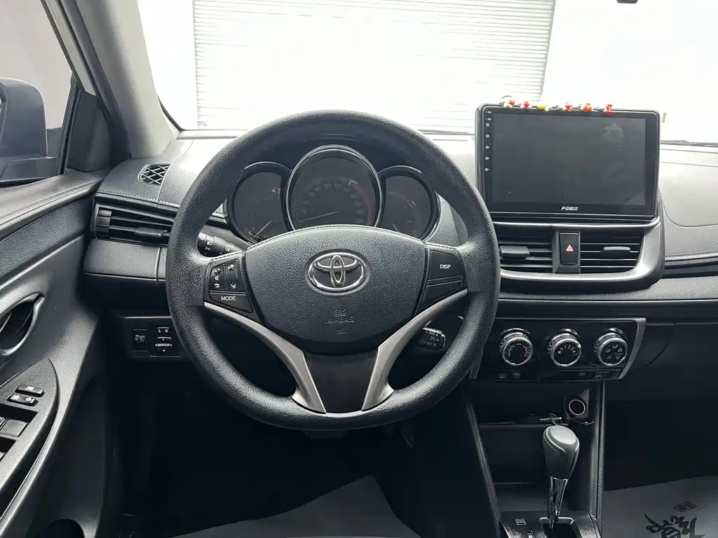 Toyota Yaris L 2021 — фото 14