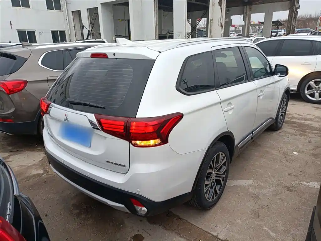 Mitsubishi Outlander 2018 — фото 7